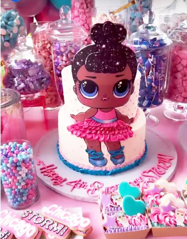 金·卡戴珊|卡戴珊与凯莉共办派对为女儿们庆生，表面和睦，定制气球墙暗藏心机