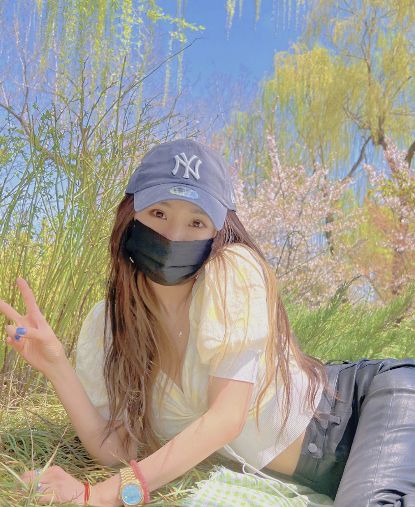 杨幂|张大大晒与杨幂出游照，穿情侣色服装，杨幂依偎在对方肩头不避嫌