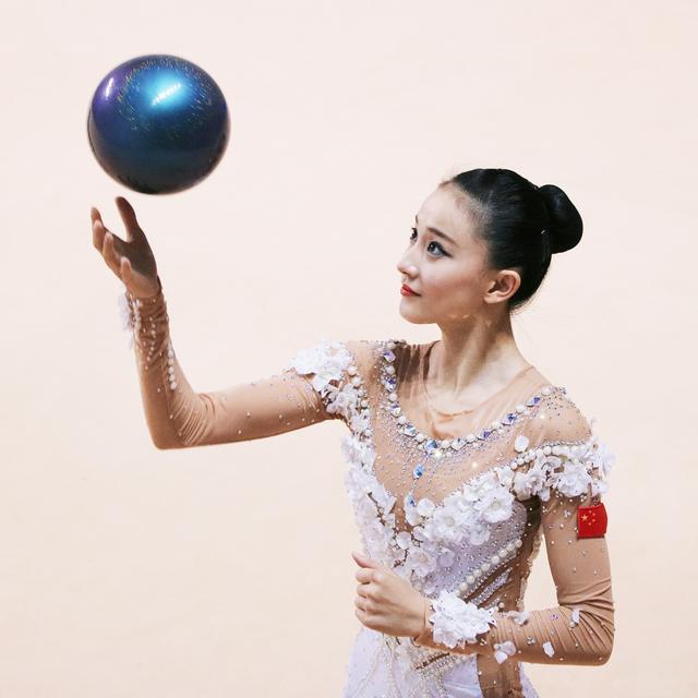 孙杨|孙杨已婚再添新证据！被网友偶遇和张豆豆牵手逛街，无名指有戒指