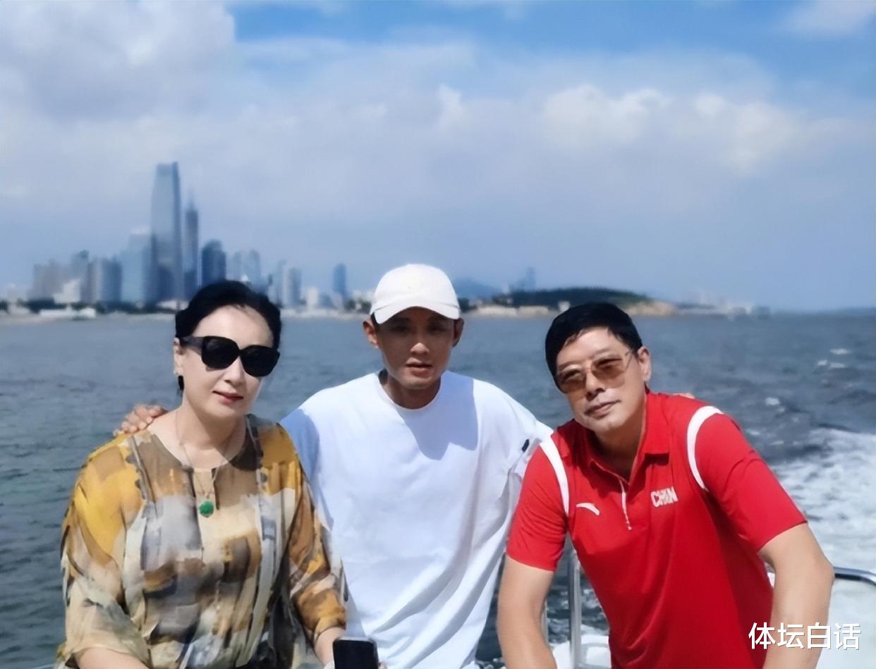 张继科|张继科晒全家福庆生！60岁妈韵味十足，与二婚美女同居疑好事将近