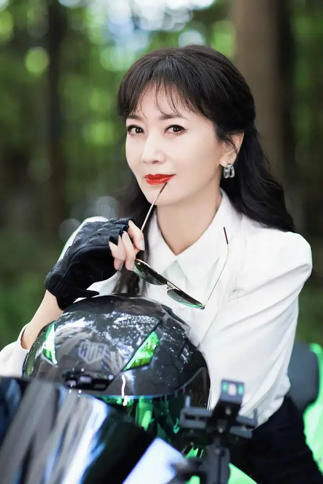 化妆师 古典第一美人,68岁骑摩托,涂红唇戴墨镜又美又飒,秒变飞车女侠