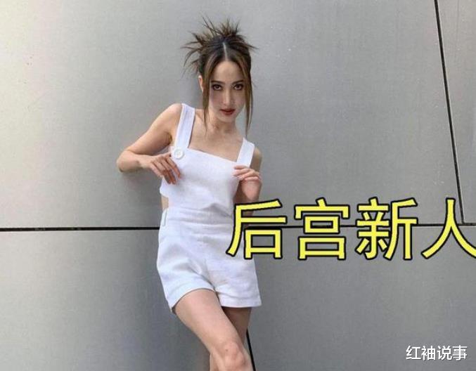 玛哈·哇集拉隆功|?泰王25岁新宠出镜，身穿现代装个性十足，体态纤细没一点赘肉