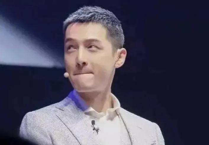 短发 人到中年,偏爱短发,甚至光头的越来越多,中年人的悲哀与无奈?