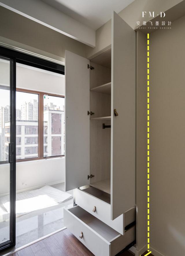 卧室装衣柜,多一个太挤,少一个不够用!他家仅占10cm做足收纳?