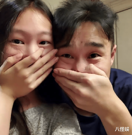 小沈阳|小沈阳一家外出用餐,16岁女儿挽着妈妈,高挑纤瘦又美又有气质