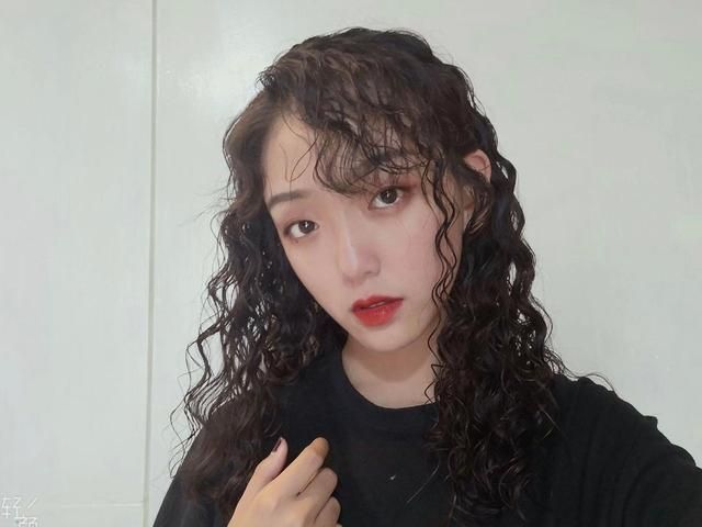 发型 女人不到160尽量少留这4种发型，显矮还拖累气质，特别是第2种