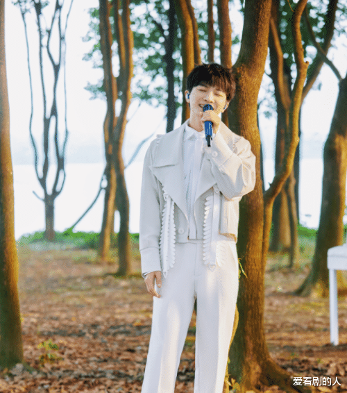 李沁|夏日毕业歌会：陆虎、张远合唱好听，周深《光亮》《如愿》意义大