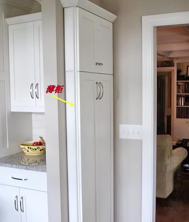 墙角空着可惜,灵机一动放个薄柜在这,10公分宽,功能性翻倍