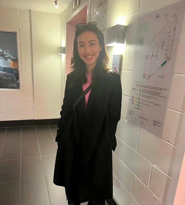 |TVB前港姐朱千雪出国被偶遇！高挑身材被拍成1米5，离巢后已转行