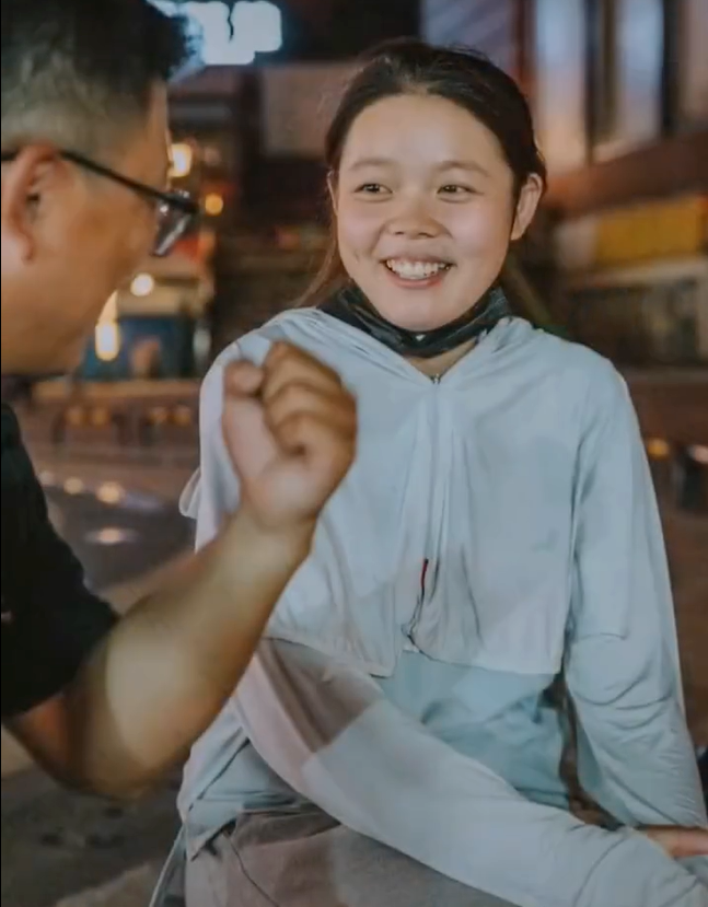 21岁的单亲妈妈外卖员一夜刷屏,我不敢看她亮晶晶的眼睛…