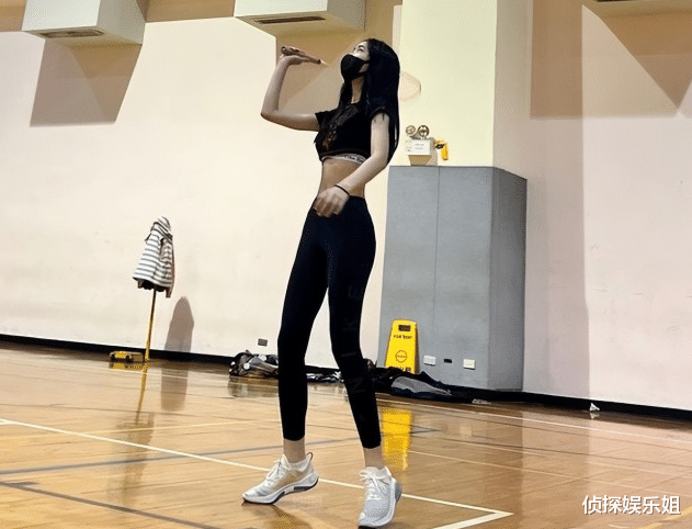 小S|小S二女儿参加击剑比赛,身穿击剑服英姿飒爽,又美又有气质