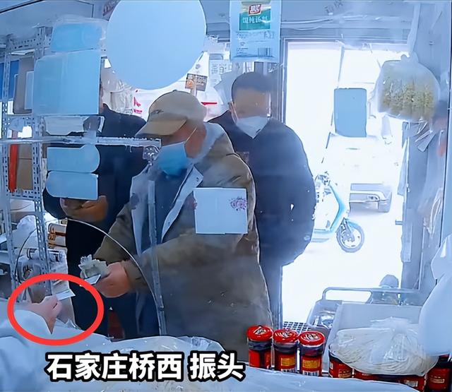 大爷买馒头多次耍赖,找零后迅速藏10元再讹10元