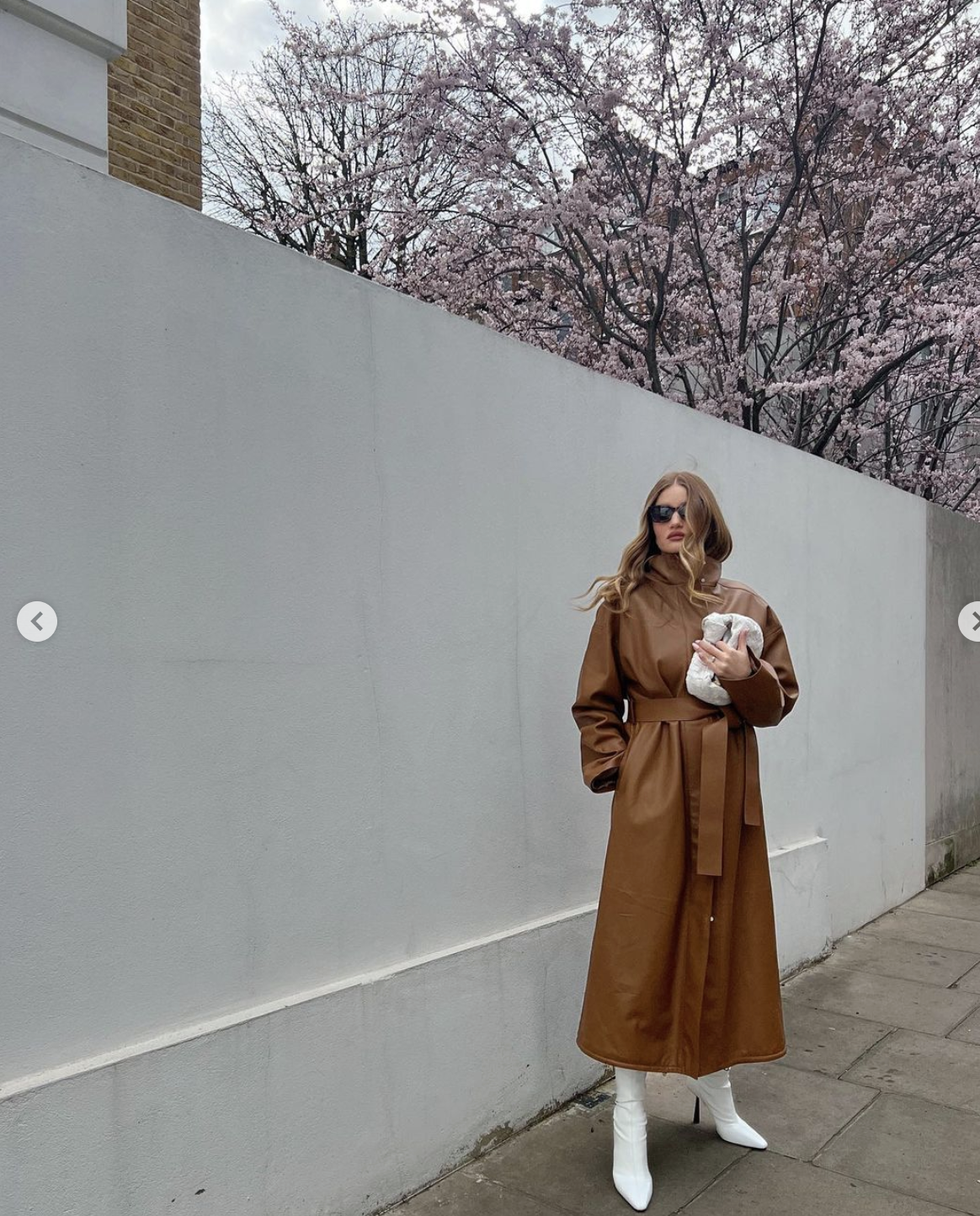 相逢时节|杰森·斯坦森的超模未婚妻二胎后复出!穿皮风衣好美,哪像刚生完