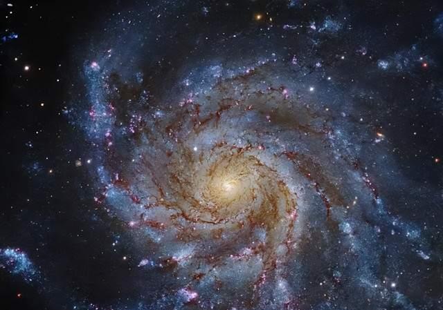 最远的星系：代号HD1，目前距离地球337亿光年，且还在远离中
