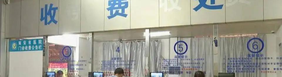 2006年,四川4岁女童母亲失踪父亲失联,独自照顾无法自理的爷爷