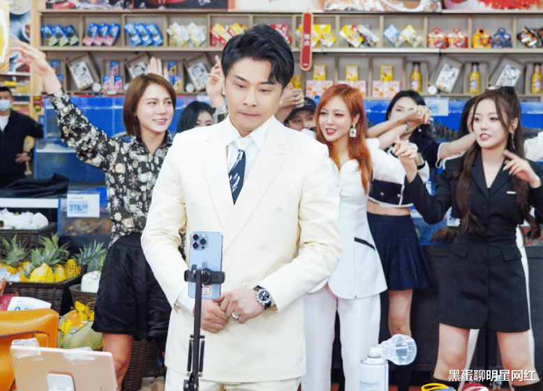 井元林|得知被辛巴夸赞，网红二驴受宠若惊，当场表示感谢，网友：捧臭脚