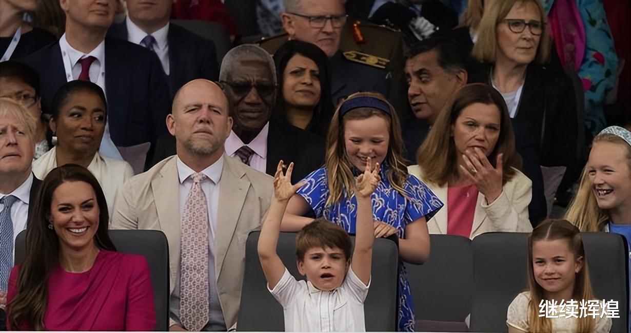 路易·亚瑟·查尔斯|路易王子太可爱!抢表妹的糖果没抢成功,表妹给了姐姐,他不放弃