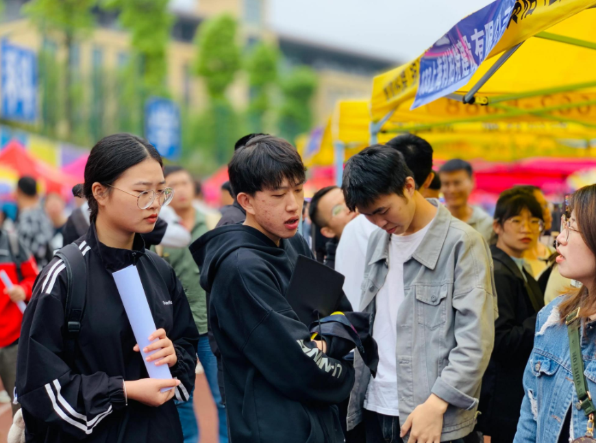 程序员|工作5年存款5千,211大学毕业生无奈自嘲:当个废物也不是不行