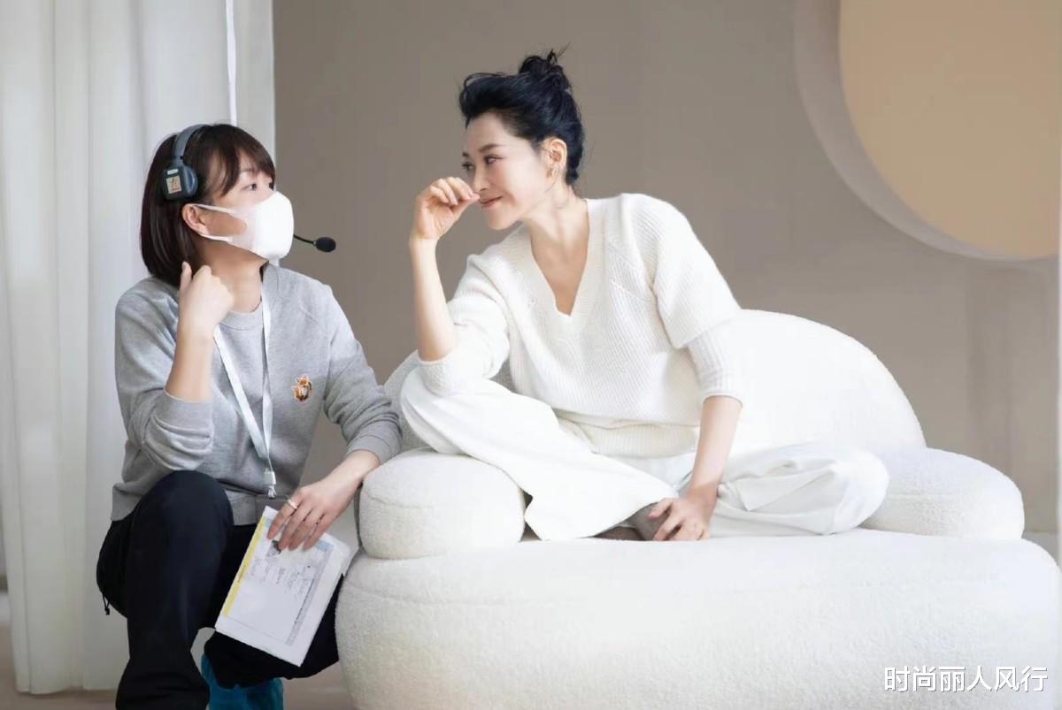 许晴|53岁许晴罕见亮相又变年轻不少！穿白色居家服拍大片，还梳丸子头