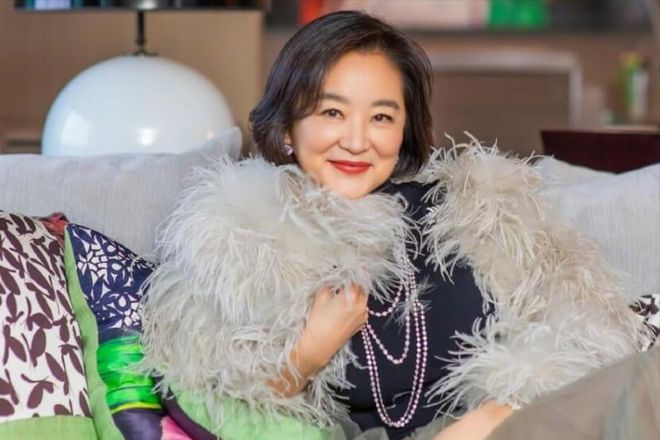 林青霞|68岁林青霞素颜逛街,与外国男友人关系亲密引猜测,两人数次被拍