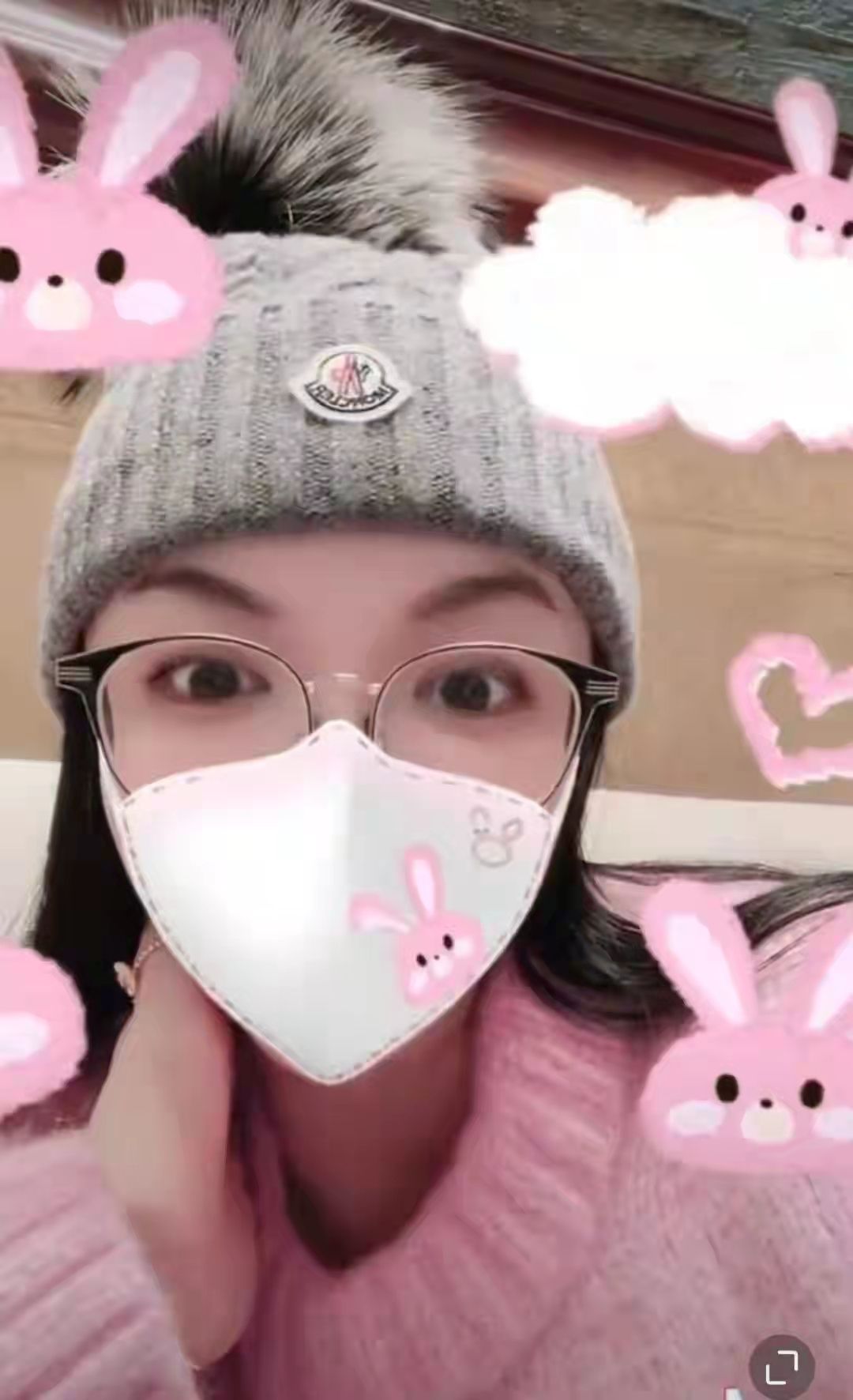 粉色|李湘离婚后人都变年轻了！穿粉毛衣难得少女一回，还戴鸽子蛋炫富