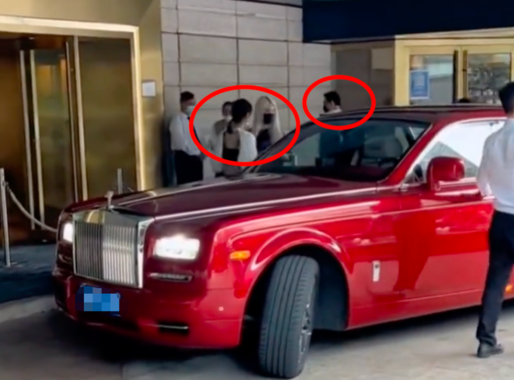 王思聪|王思聪带俩美女逛街被拍!开千万豪车阵仗大,美女穿吊带打扮清凉