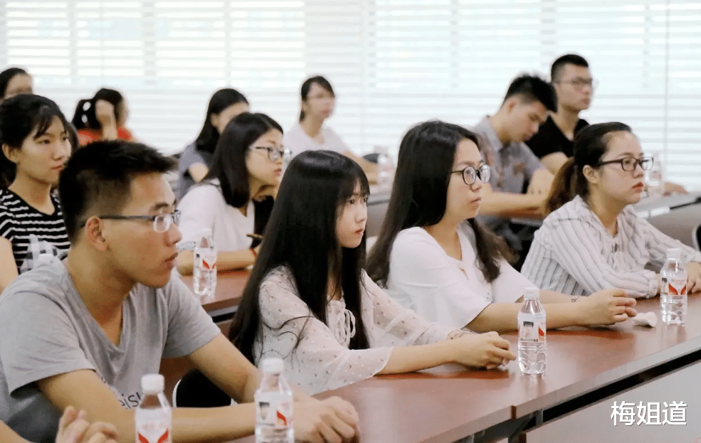 穿衣搭配|“铁老大”迎来社会招聘，薪资待遇丰厚，“二本生”也有机会报考