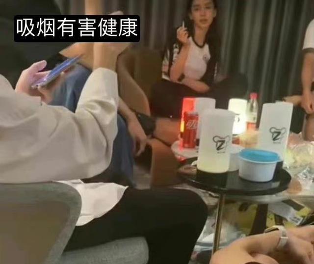 Angelababy|baby抽烟被偷拍,吞云吐雾手法娴熟,粉丝:比起抽烟,更讨厌偷拍