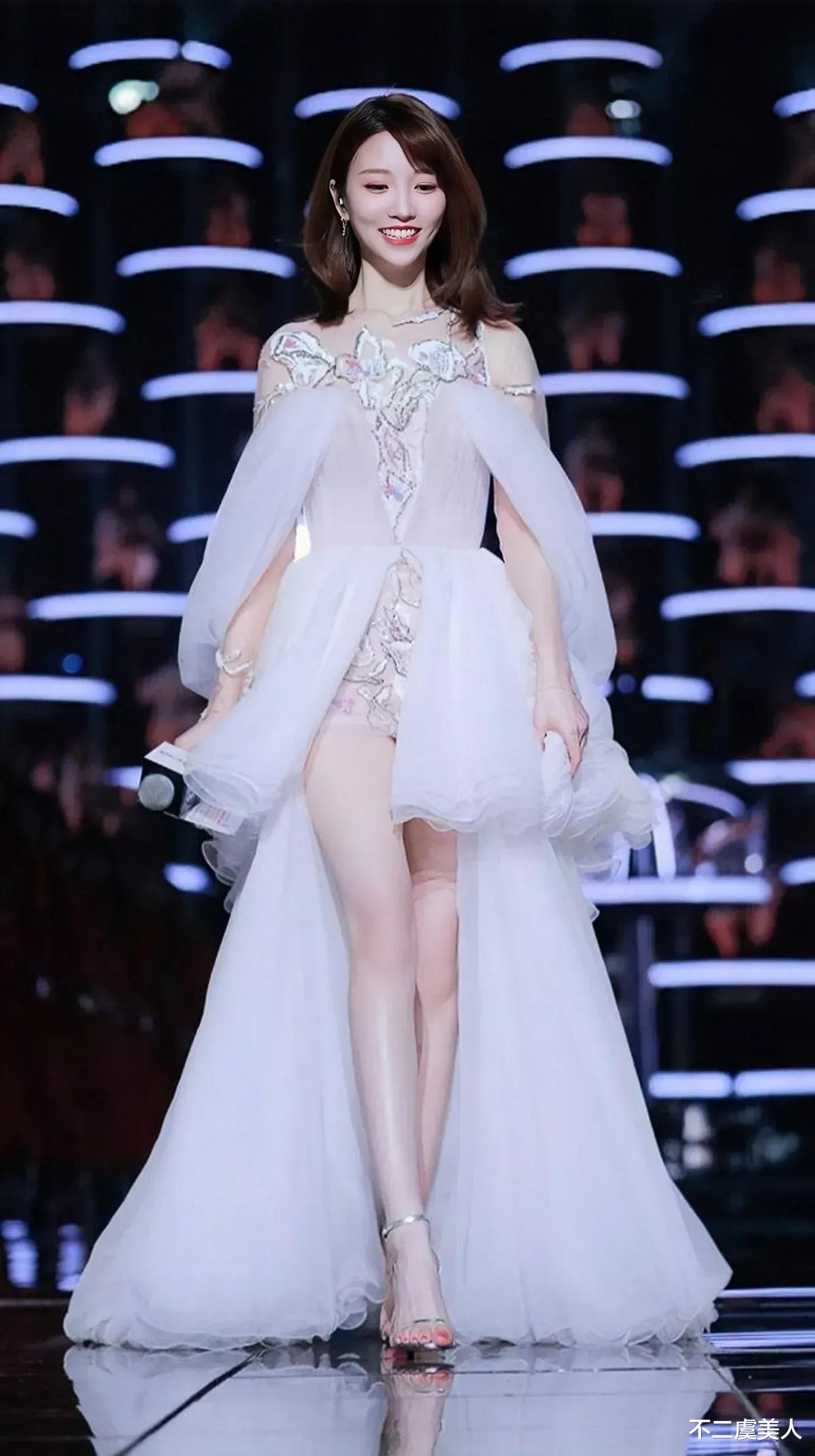 张纯烨|江苏卫视当红花旦张纯烨，主持界的第一长腿女神