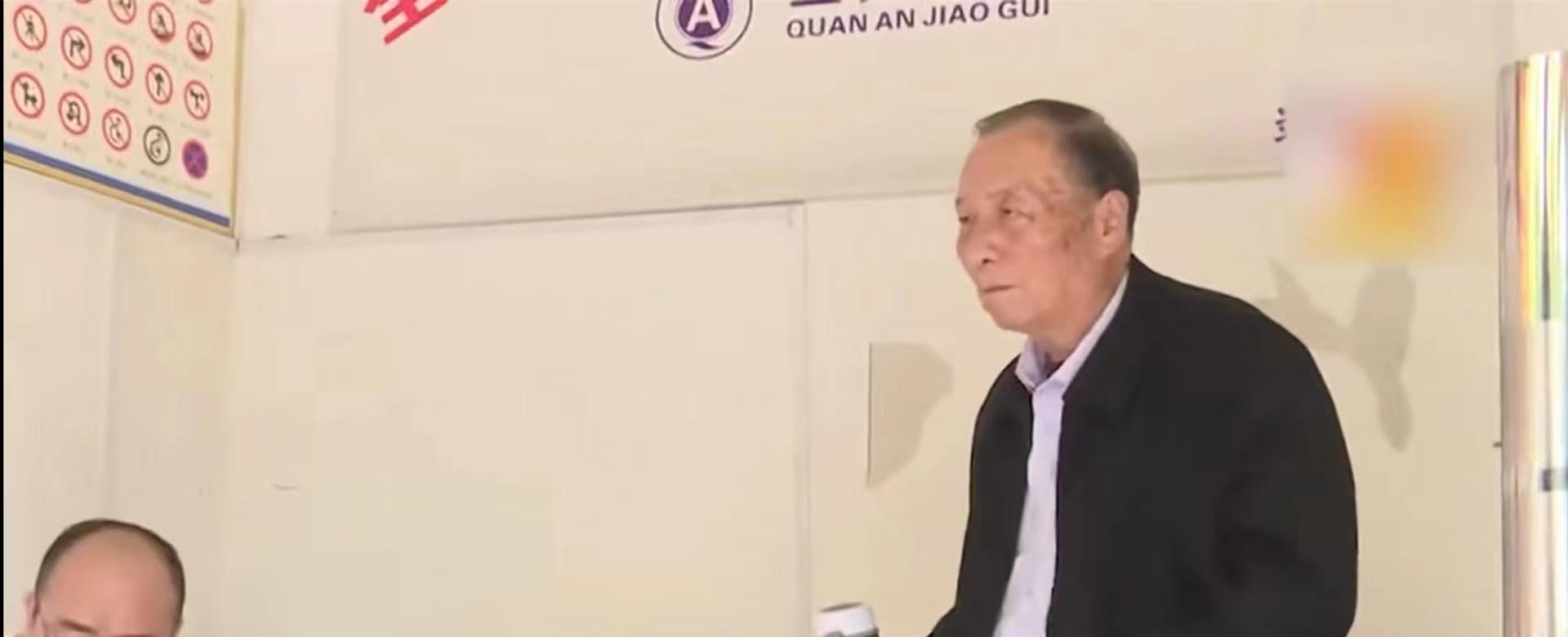 老人离婚娶保姆为妻，儿子知道后坚决断绝关系，直言父亲为老不尊