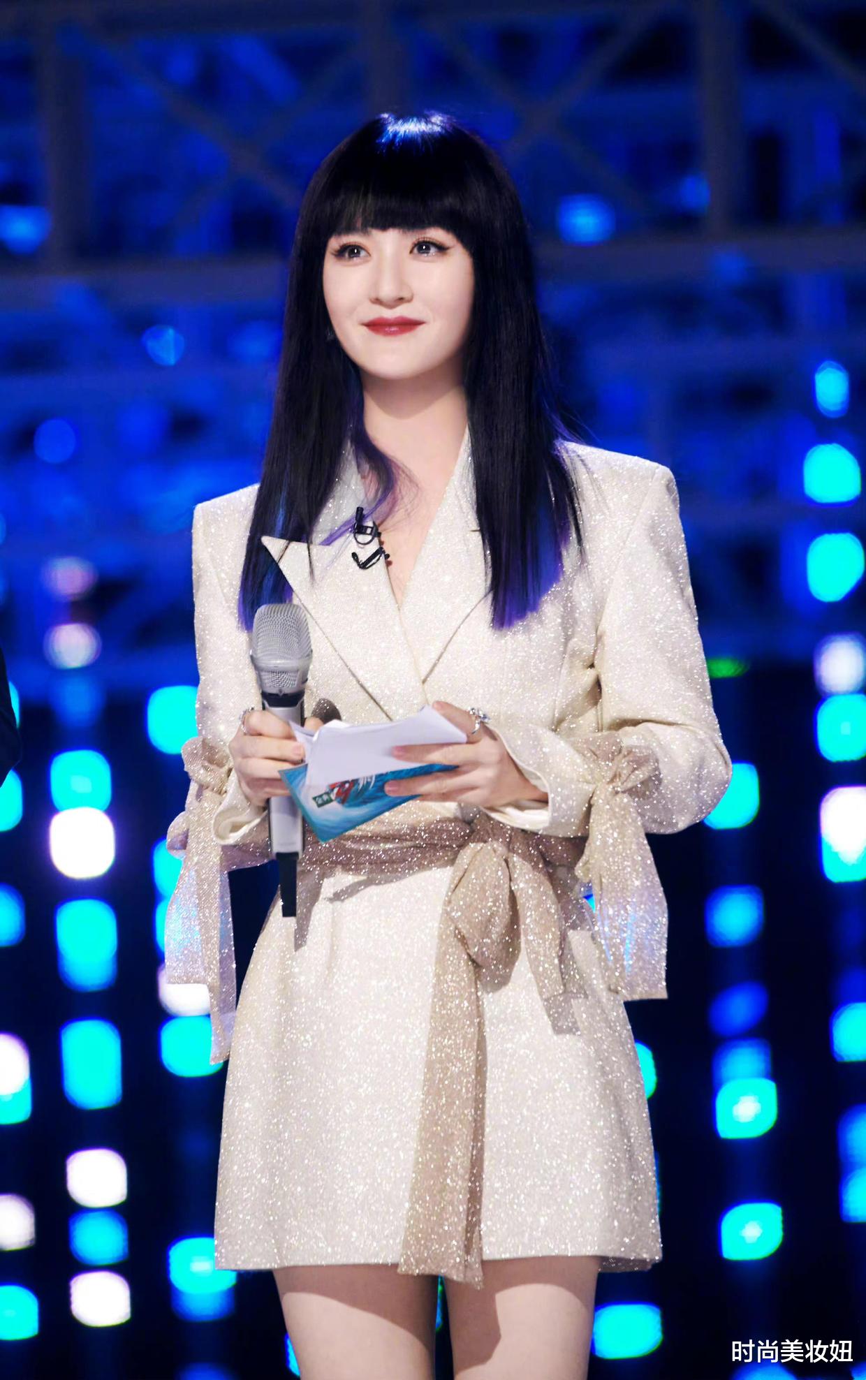 西装 谢娜剪齐刘海也太惊艳了!穿西装裙配长靴,妥妥的女团气质