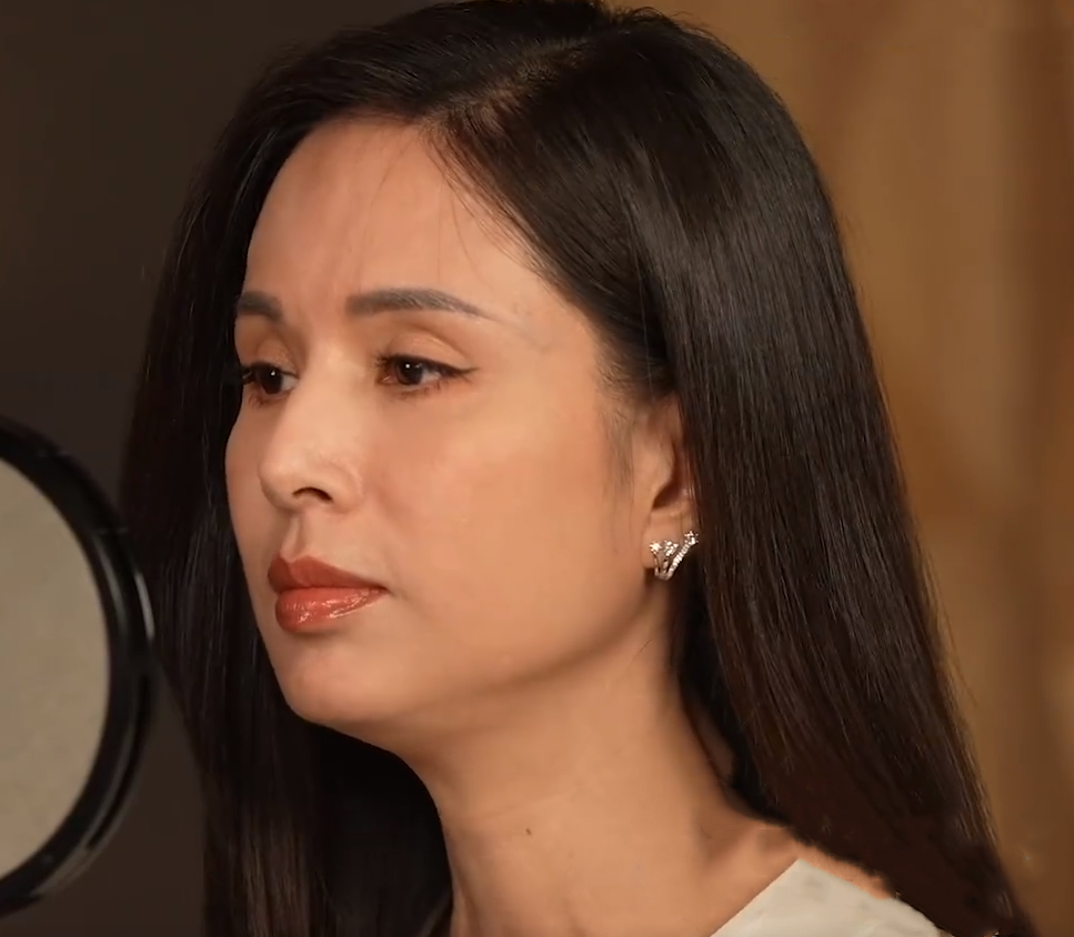 李若彤|李若彤现身香港回归25周年晚会，唱功惊艳惹人爱，眉眼尽显沧桑