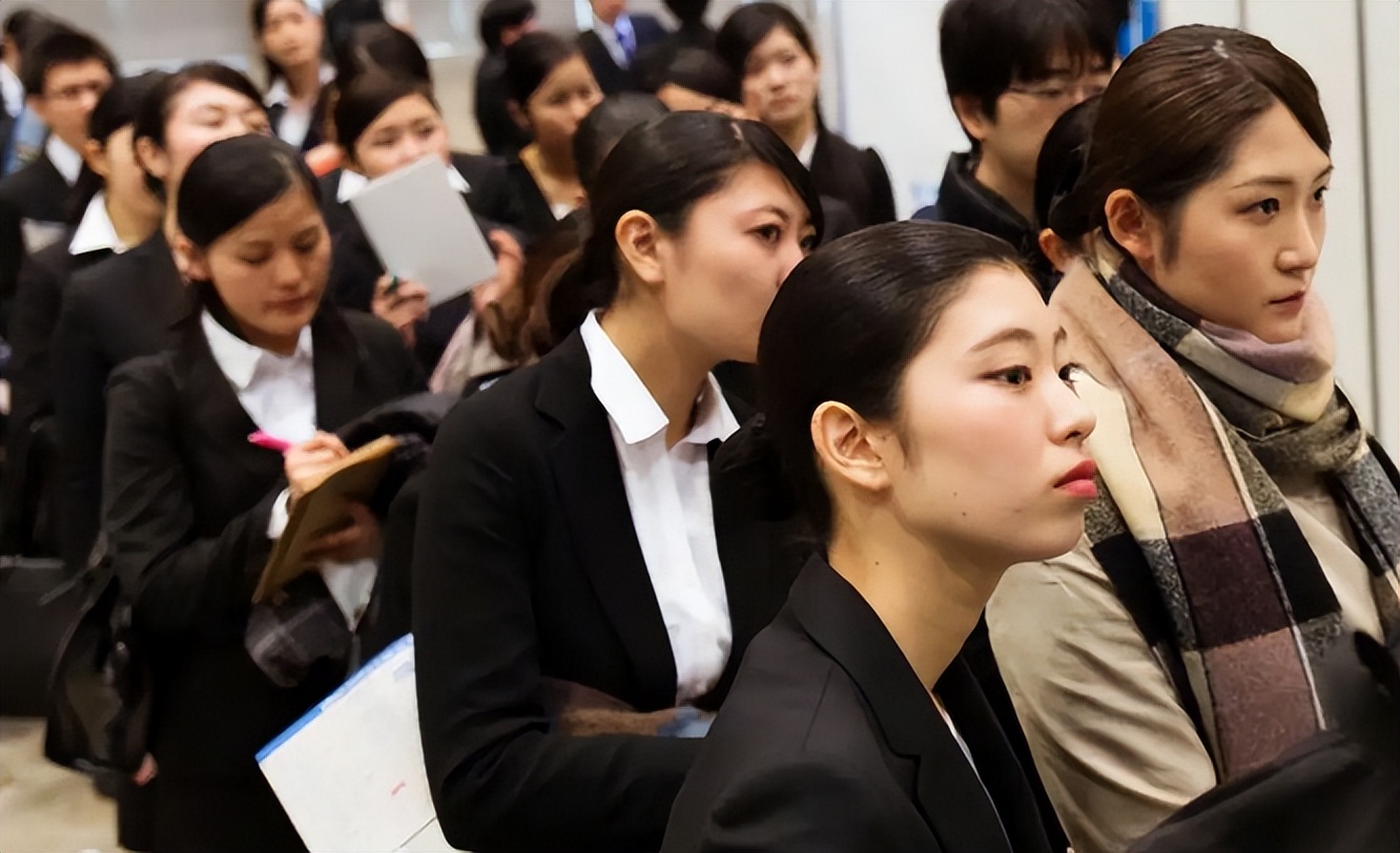 医生|父母眼中“认可度高”的职业排名，医生跻身前五，榜首实至名归