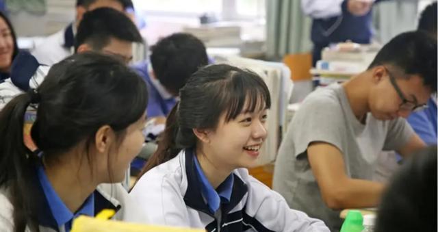 考试|淡定娃碰上兴奋爹妈,中考分数出来,孩子爸爸开启了“震动模式”