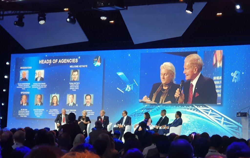 金砖五国卫星连成一片!美记者问是否对华合作,NASA:中方必须低头