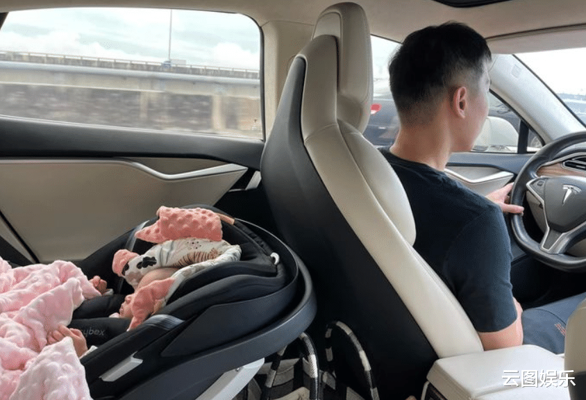 |恭喜!45岁颜行书晒父女合影宣布当爸,曾与张韶涵传绯闻婚姻成谜