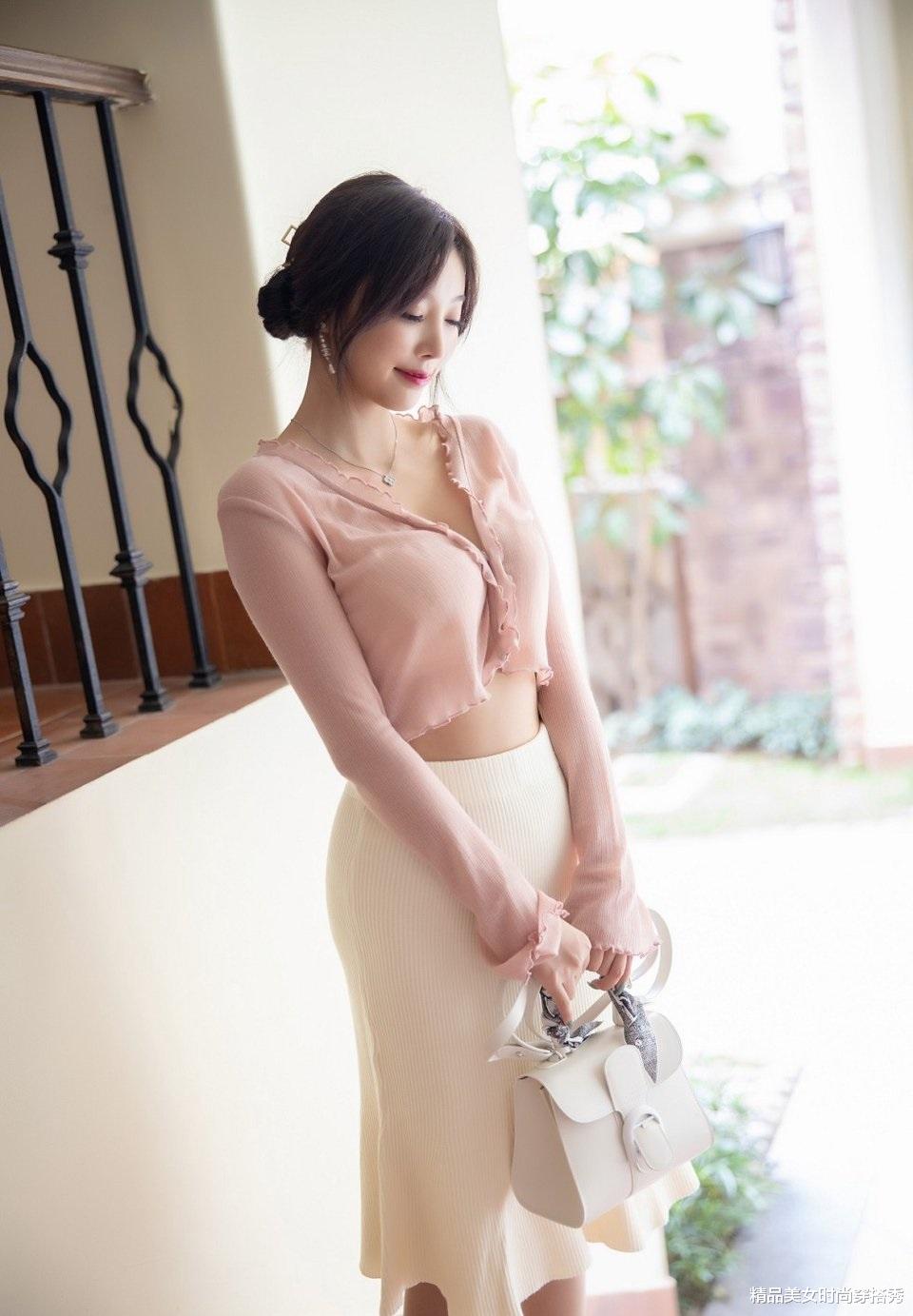 辽宁省|粉色的小衫,下身搭配一件白色半身裙,甜美时尚又性感迷人