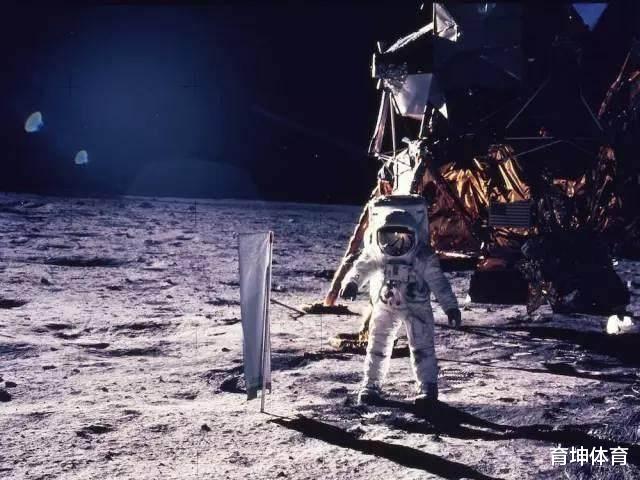 为什么宇航员在太空中不适用铅笔,而要花费百万去研制太空笔
