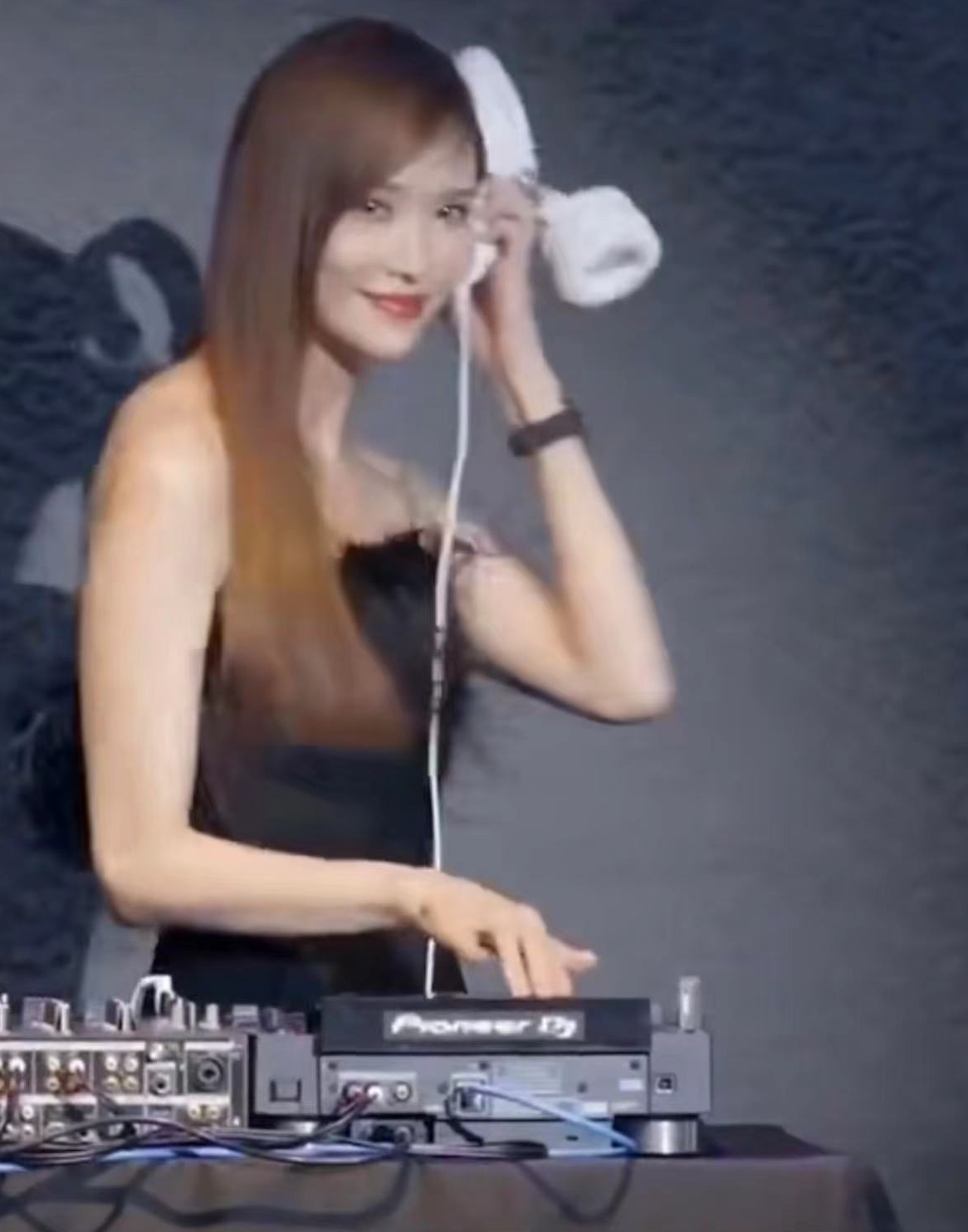 林志玲|47岁林志玲现身活动做DJ打碟,穿抹胸裙火辣性感,摇头晃脑气氛嗨