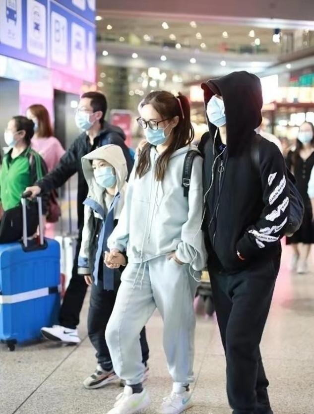 台湾|郑钧一家现身机场,39岁刘芸扎两个小辫似少女,儿子快到爸爸肩头
