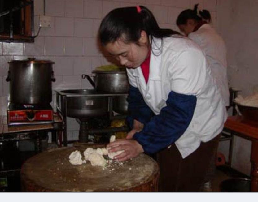 1999年雇主跑路,保姆没拿工钱,却将双胞胎“弃女”培养成大学生