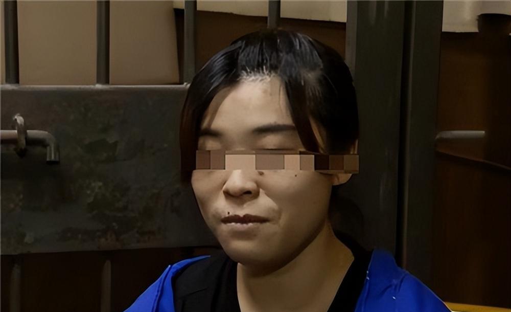 2018年女子在卧室直播不让丈夫进去,丈夫暗中生疑偷看,当场懵了