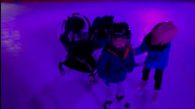 钟嘉欣|钟嘉欣坐完月子带3个子女溜冰 大女儿当好姐姐照顾弟弟