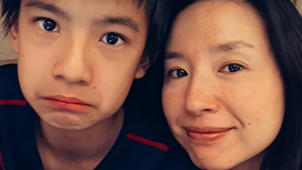 董洁|董洁晒儿子近照，13岁顶顶迎来叛逆期！餐桌上跟妈妈说话不耐烦