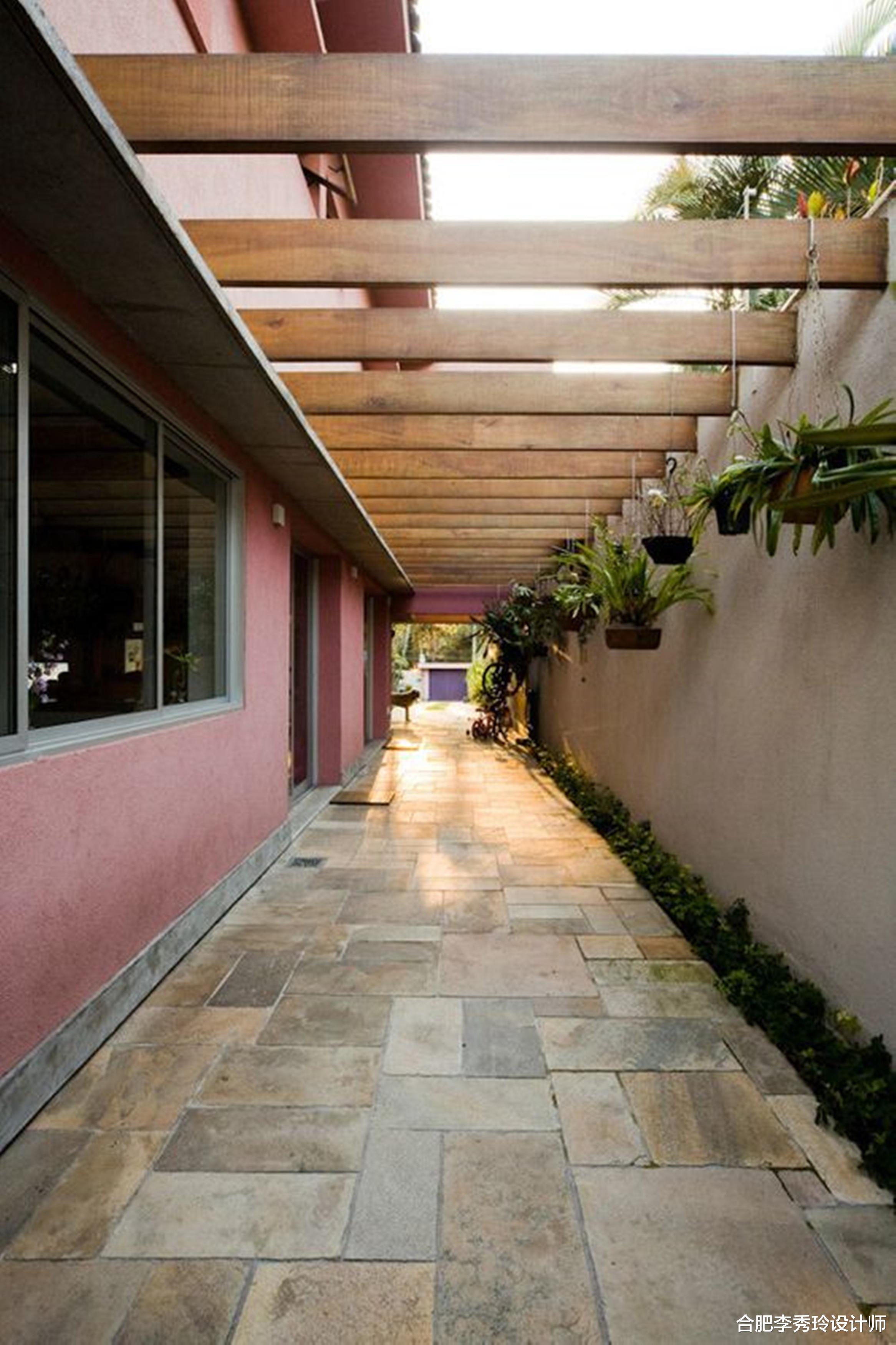 后院又窄又小，为了安全顶部装层防盗网，比起阳光房不算违建吧？