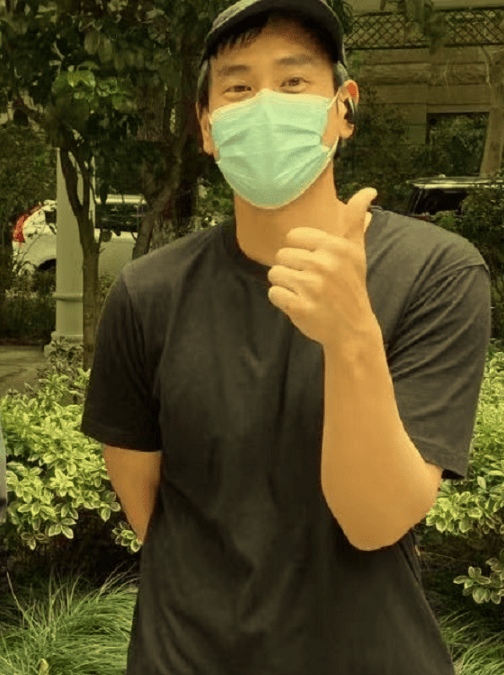 陈伟霆|张家辉现身片场！陈伟霆留白发目露凶光