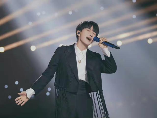 周深|红红火火过新年，年味来了，他也来了！周深亮相百花迎春晚会舞台