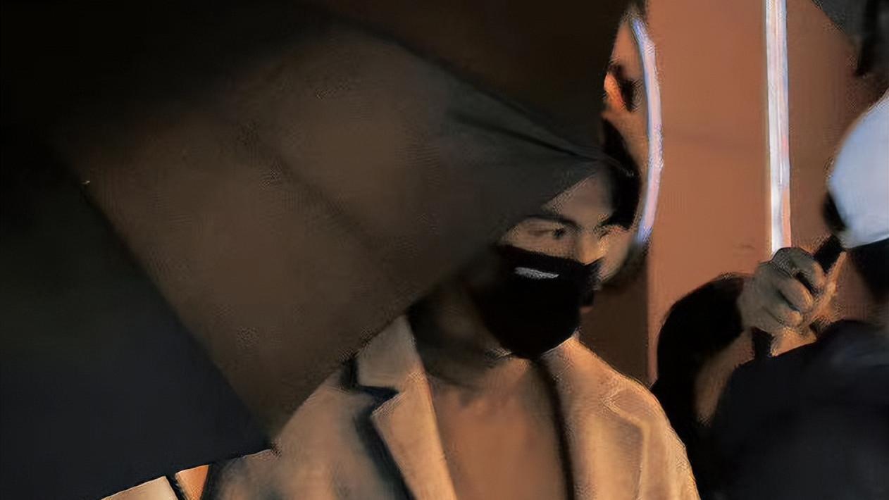 张凌赫|张凌赫《他从火光中走来》路透，夜色下撑伞，像极了浪漫韩剧