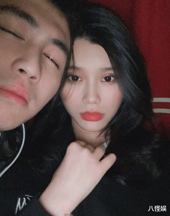 奚梦瑶|奚梦瑶陪老公婆婆外出，何猷君过马路贴心牵妈妈手，一家人好和睦