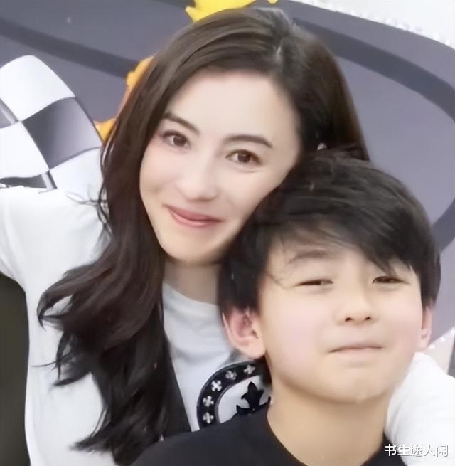 张柏芝|张柏芝为12岁小Q庆生，搂着两个儿子超幸福，Lucas越来越像谢霆锋